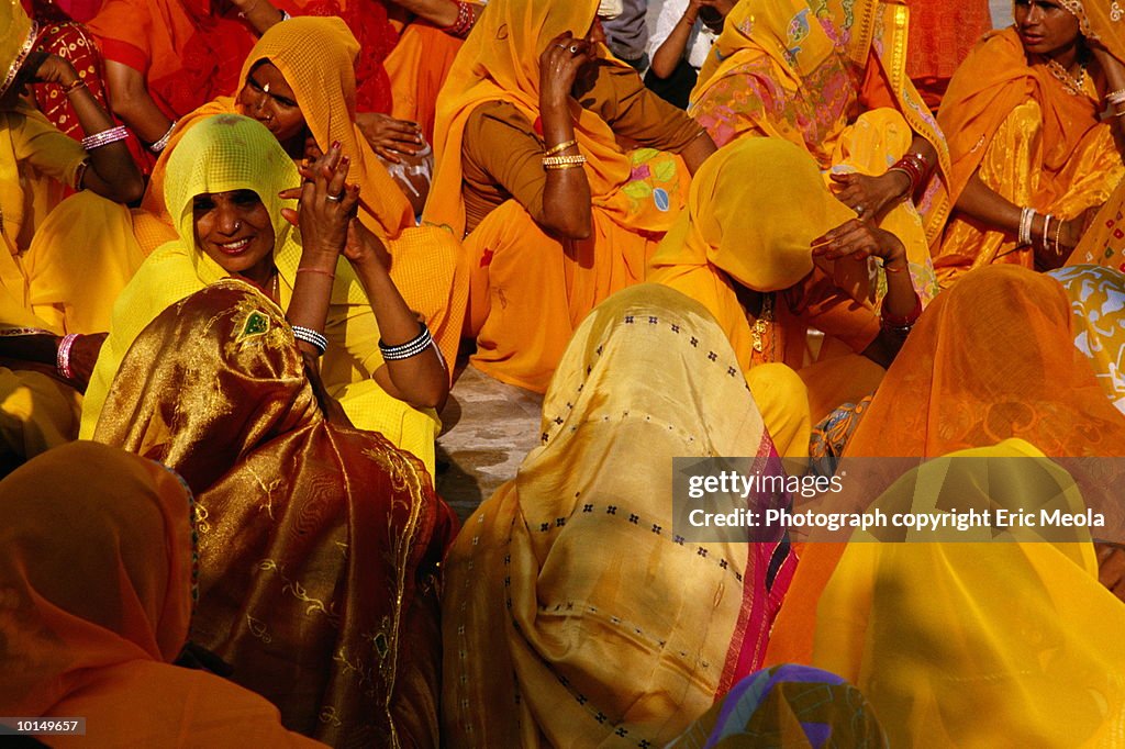 WOMEN IN SARIS, NEW DELHI, INDIA