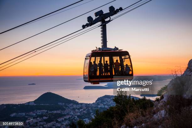 cable car at sunset - seilbahn stock-fotos und bilder