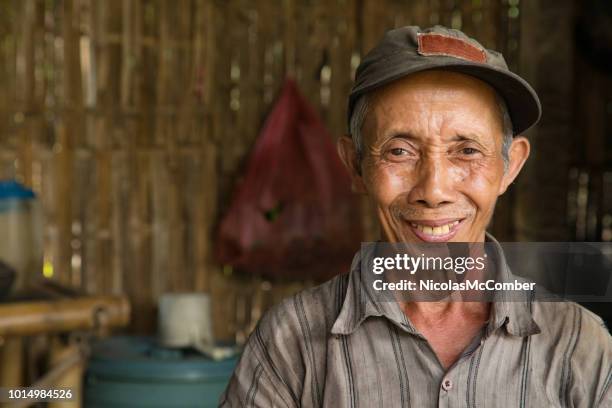 granjero indonesio senior sonriente retrato en choza - indonesia fotografías e imágenes de stock