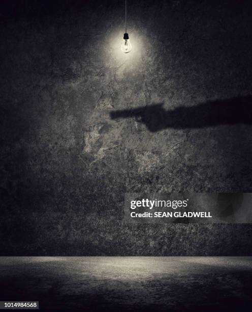 killer in the shadows - mafia fotografías e imágenes de stock