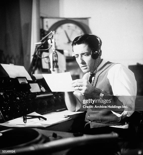 male radio announcer in studio 1940s - radio dj stockfoto's en -beelden