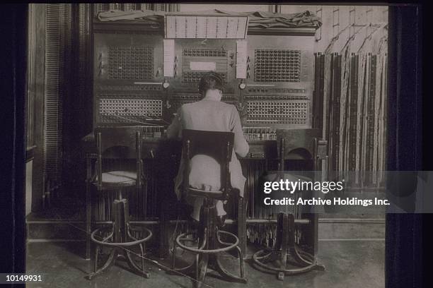 woman operates a large switchboard - quadro de ligação telefónica imagens e fotografias de stock