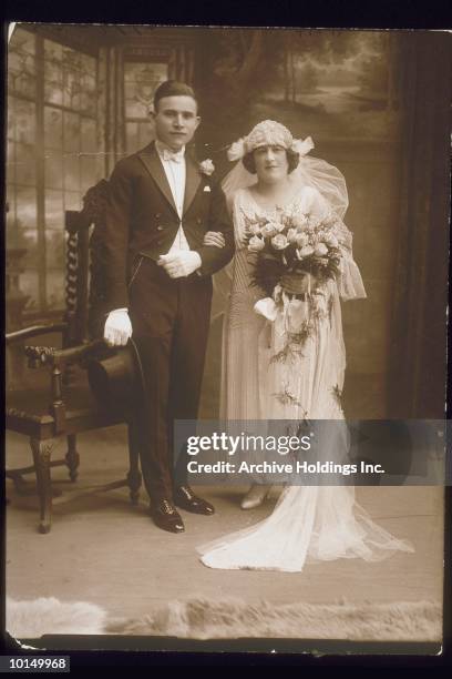 portrait of bride and groom, 1910s - 1910 fotografías e imágenes de stock