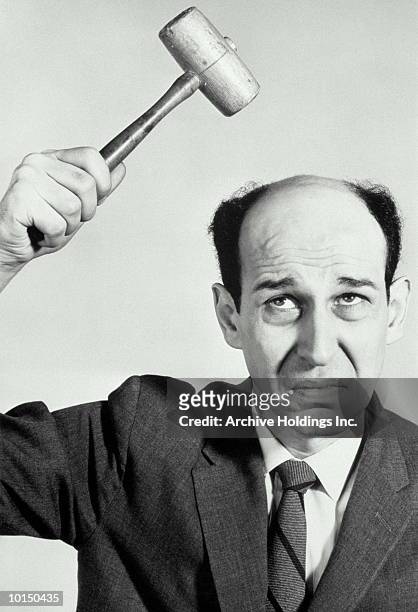 balding man prepares to hit his head - fool - fotografias e filmes do acervo