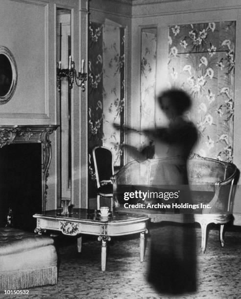 shadowy figure of woman in sitting room - fantasma foto e immagini stock