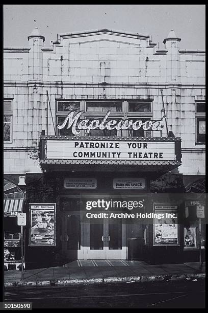 maplewood movie theater, circa 1953 - theatre building stockfoto's en -beelden