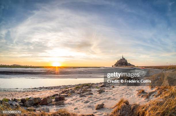 mont-saint-michel at sunset - normandie stock-fotos und bilder