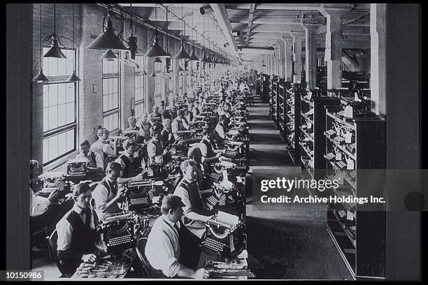 factory typewriter assembly, 1920s - século xx - fotografias e filmes do acervo