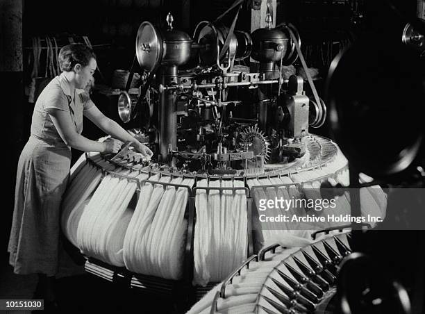 woman operates cotton weaving machine, 1920 - 20s stockfoto's en -beelden