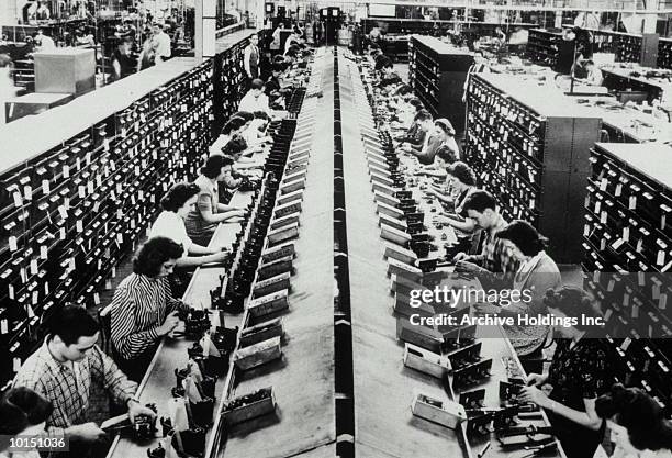 men and women working in assembly lines - arbeidsintensieve productie stockfoto's en -beelden