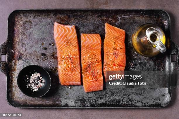 fresh salmon - salmon steak stockfoto's en -beelden