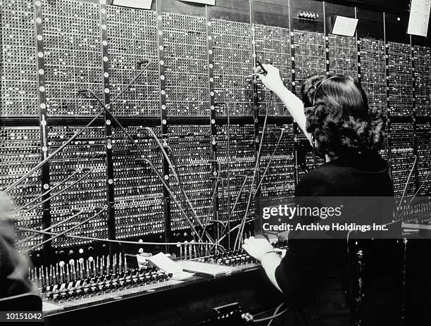 woman operates a switchboard, 1940s - quadro de ligação telefónica imagens e fotografias de stock