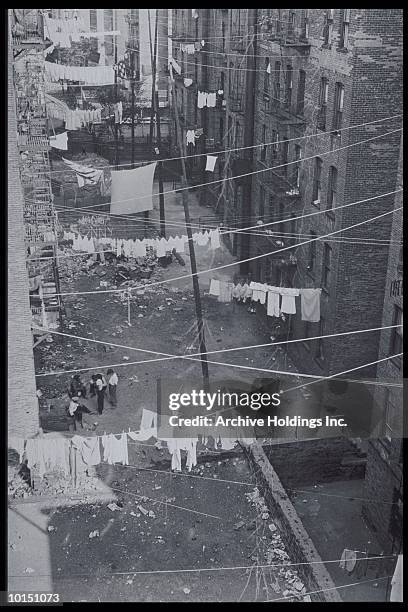 overhead view of wide alley, 1930s - 1930 stockfoto's en -beelden