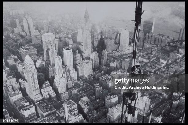 construction worker in new york city - classic photos of the american skyscraper stock pictures, royalty-free photos & images