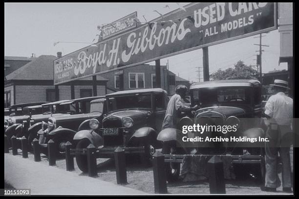 african american attendant cleans hood of ford - försäljning av begagnad bil bildbanksfoton och bilder