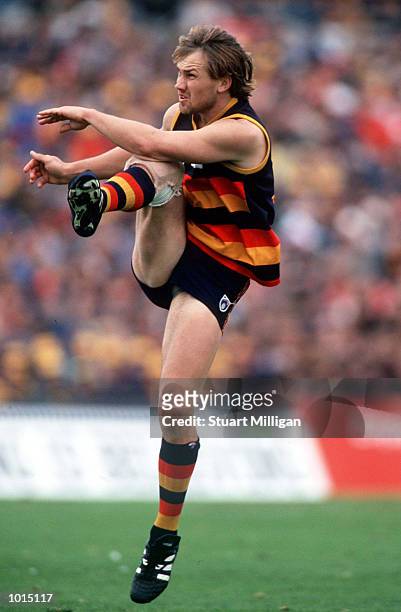 Tony Modra of Adelaide kicks for goal, in the AFL 1st Qualifying Final match between the Adelaide Crows and the West Coast Eagles, played at Football...