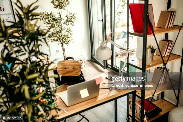 小規模オフィス - 閉ざされた空間 ストックフォトと画像