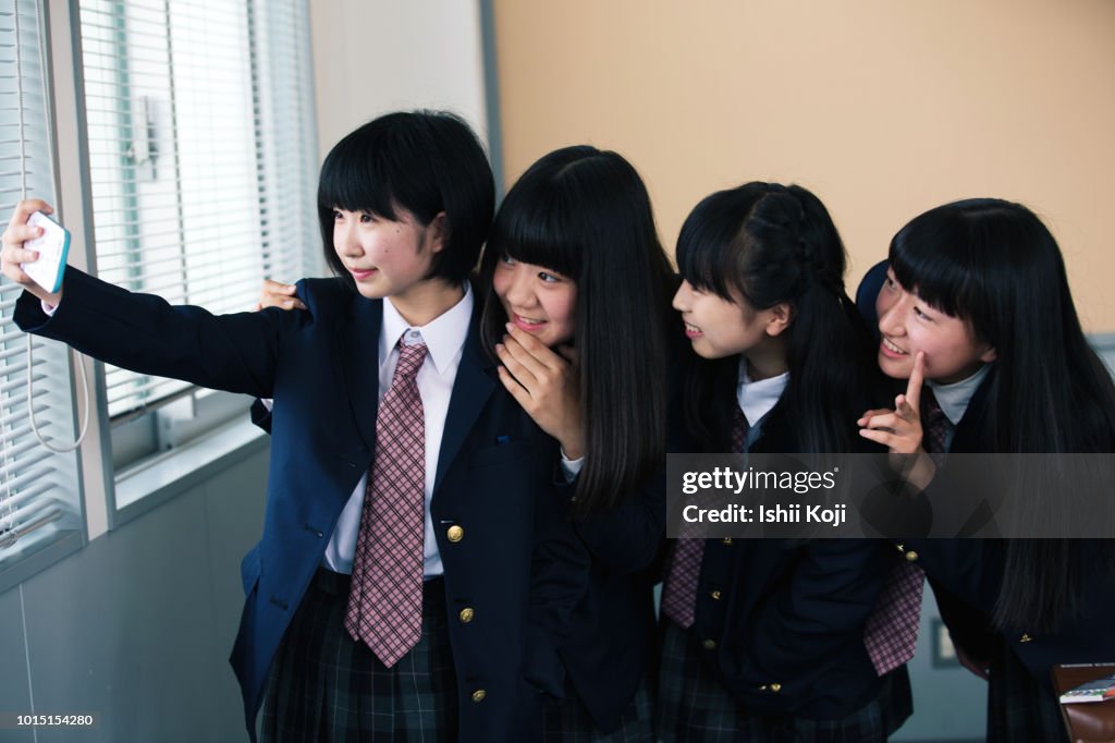 Jr. high school, students taking selfie