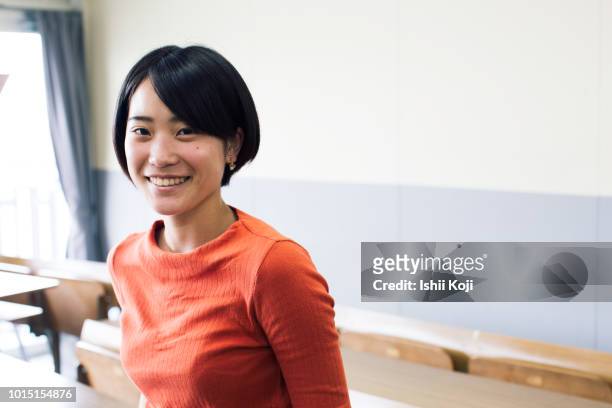portraits of japanese university students - japanese woman stock-fotos und bilder