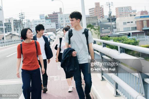 communication of young men and women - 大学生　日本 ストックフォトと画像