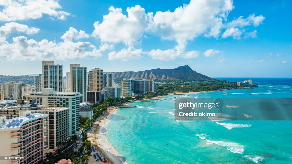 Waikiki Beach und Diamond Head Crater mit den Hotels und Gebäuden in Waikiki, Honolulu, Oahu Island, Hawaii. Waikiki Beach im Zentrum von Honolulu hat die größte Anzahl von Besuchern in Hawaii