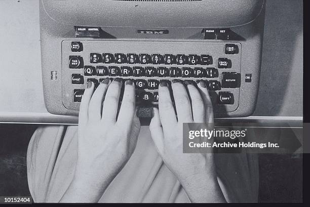 womans hands over keys of typerwriter - typewriter stockfoto's en -beelden