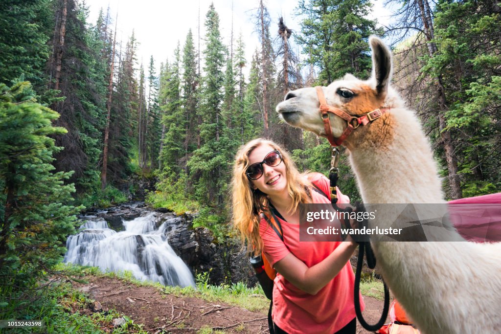 Meisje en Lama naast waterval in Colorado bergen