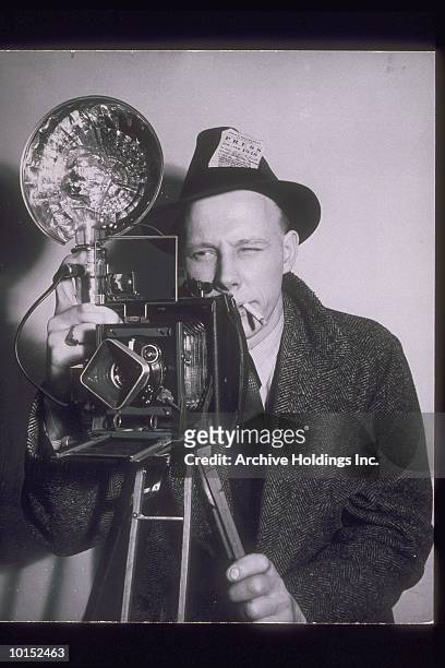 press photographer smoking, 1940s - old photographer imagens e fotografias de stock