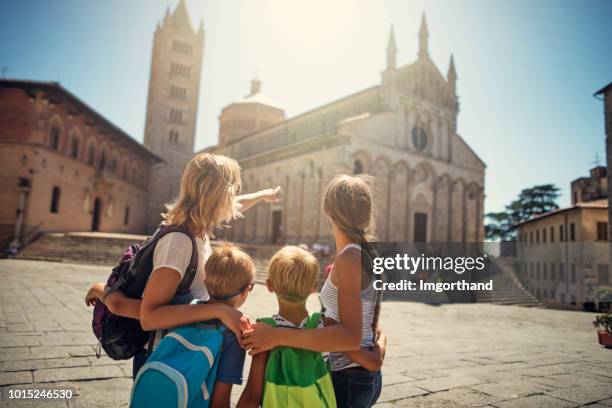 turist familj sightseeing lite italiensk stad - massa marittima bildbanksfoton och bilder