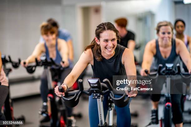 fitnesstraining zusammen - heimtrainer stock-fotos und bilder