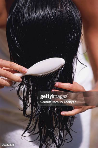 young woman brushing wet hair, close-up - hairbrush 個照片及圖片檔