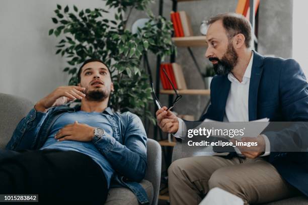 ogni giorno è peggio del precedente - lettino-dello-psicoanalista foto e immagini stock