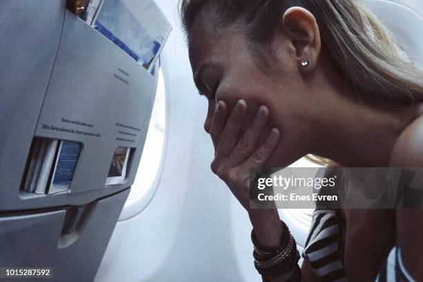 frau gefühl krank und kotzen in flugzeug - brechreiz stock-fotos und bilder