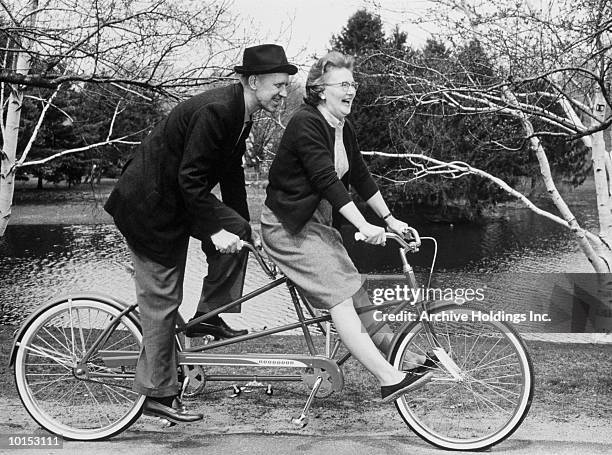 elder couple on a tandem bike, 1961 - ciclismo tandem fotografías e imágenes de stock