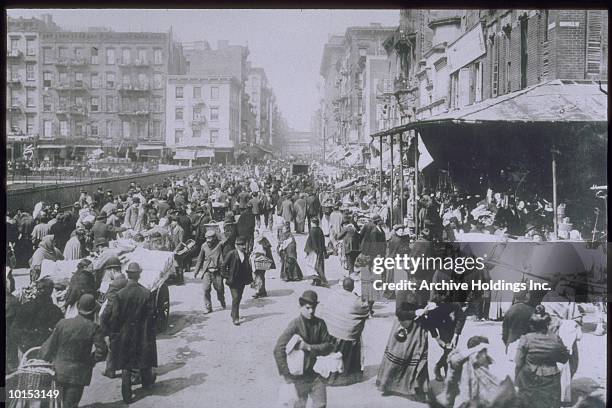 crowded new york city street, vendors - 1910 fotografías e imágenes de stock