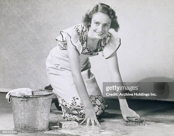 woman scrubbing floor, 1930s - gender role 個照片及圖片檔