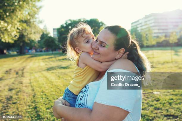 sobrepeso de la madre y su hijo en el parque - madre soltera fotografías e imágenes de stock