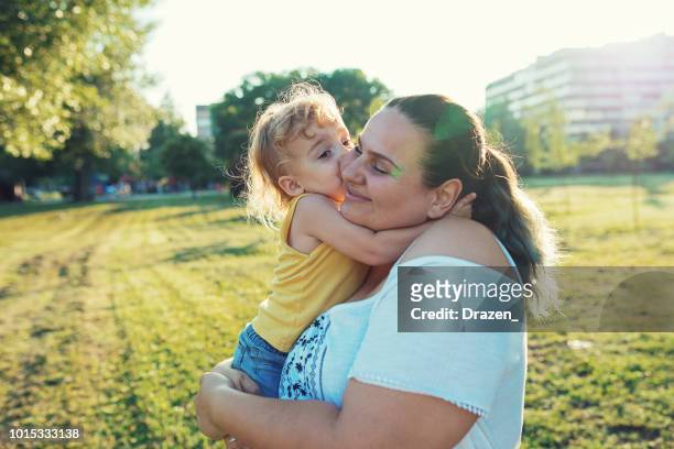 overgewicht-moeder en haar zoon in het park - overgewicht stockfoto's en -beelden