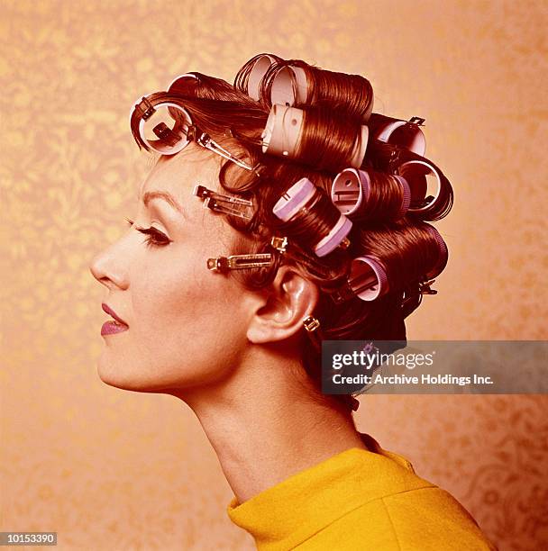 young woman wearing curlers, profile, 1960's - moda vintage - fotografias e filmes do acervo