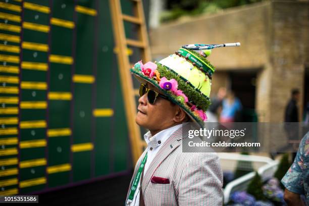 homme excentrique portant chapeau tennis et lunettes de soleil, wimbledon, royaume-uni - the championships wimbledon 2018 photos et images de collection