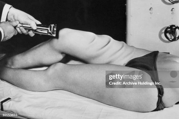 woman having fat blown off of leg - fat woman funny stockfoto's en -beelden