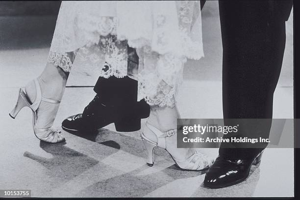 couples feet dancing the waltz, 1950s - 1950s dance imagens e fotografias de stock