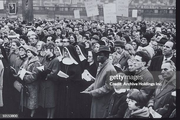 crowd of people holding signs, 1964 ld - protest photos fotografías e imágenes de stock