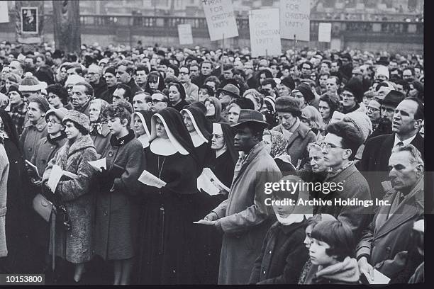 crowd of people holding signs, 1964 ld - sixties stockfoto's en -beelden