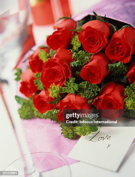 valentine roses - dozen roses - fotografias e filmes do acervo