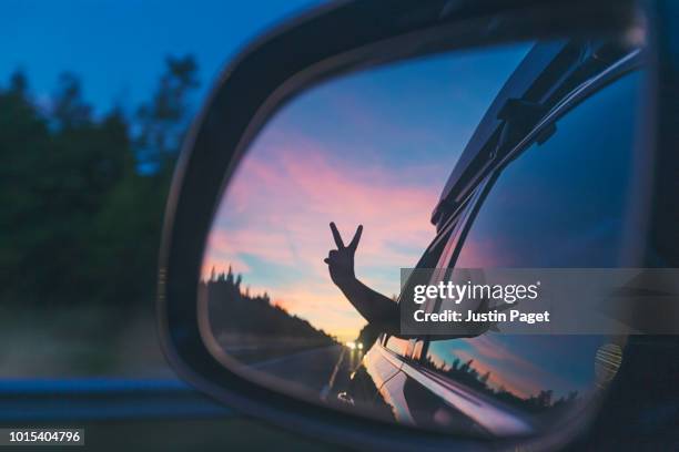 hand gesture from car window - être motorisé photos et images de collection