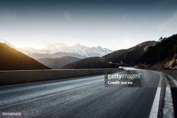 plateau snow mountain road - wide stock-fotos und bilder