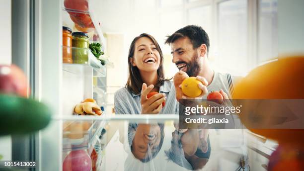 lassen sie uns etwas zum frühstück. - refrigerator stock-fotos und bilder