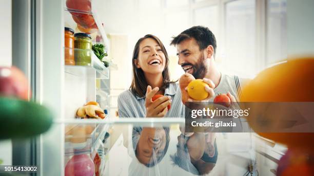 laten we enkele ontbijten. - inside fridge stockfoto's en -beelden