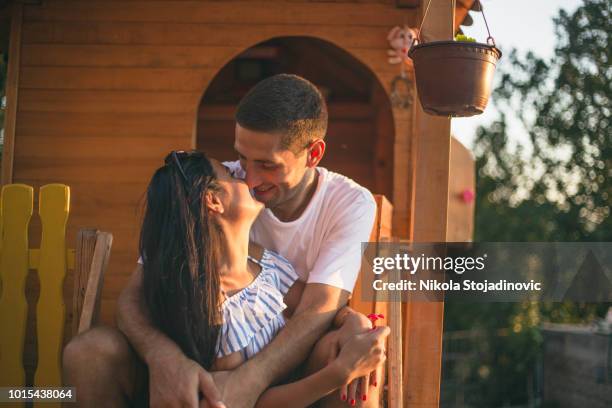perfektes paar - baumhaus stock-fotos und bilder